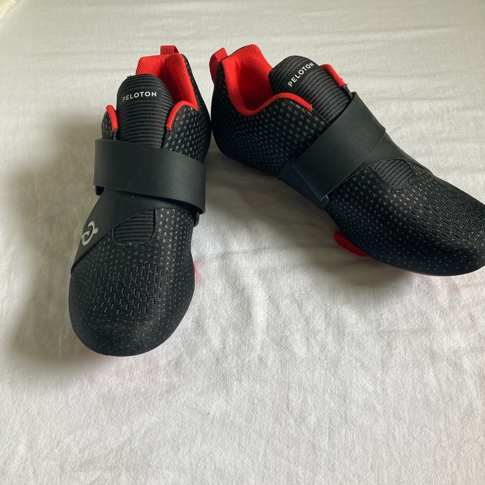 Peloton Shoes. Color is black. Size Women’s 9.5. Men’s 8.